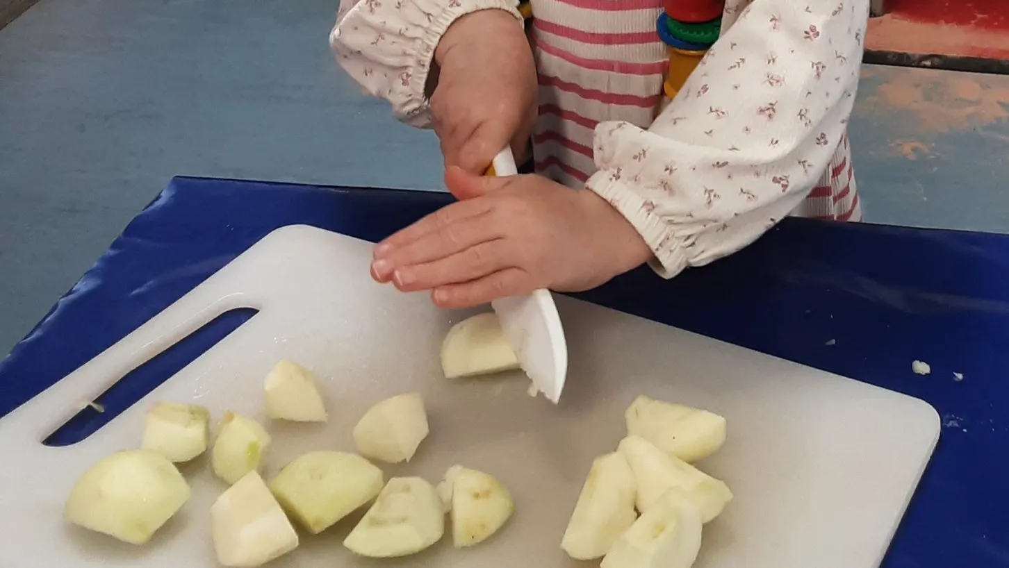 Making apple crumble